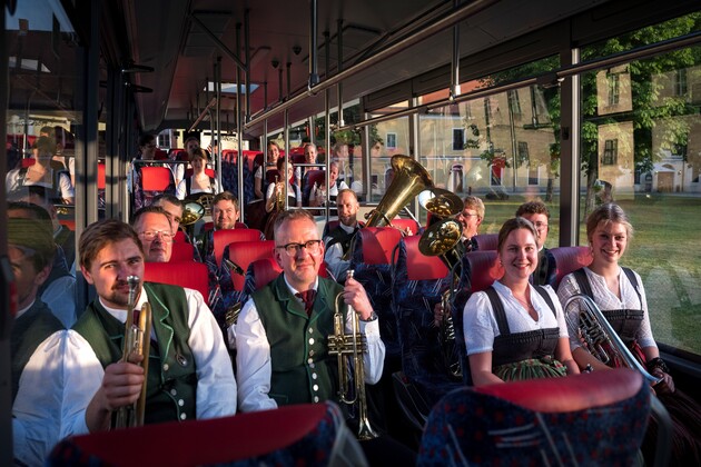 Innenansicht eines vollen Gruppenreise-Busses