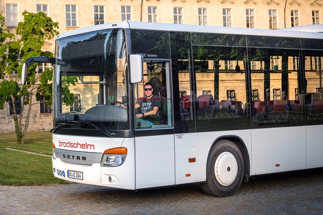 Weißer Bus auf einem Parkplatz